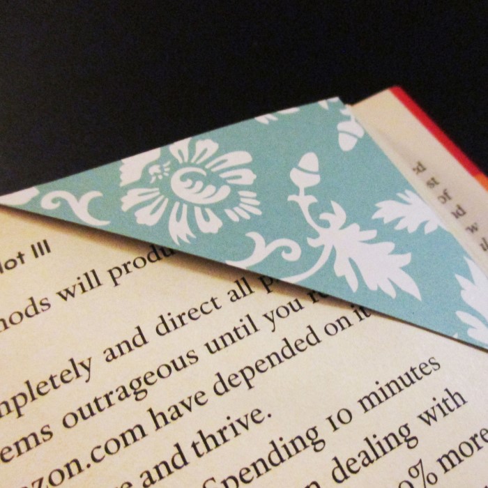 how to make a corner bookmark