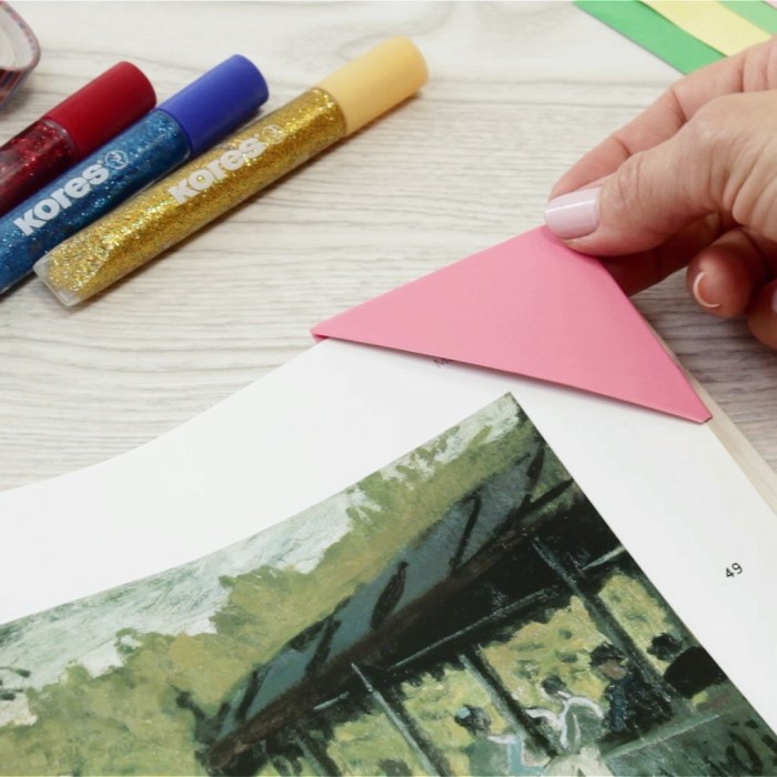 how to make a corner bookmark