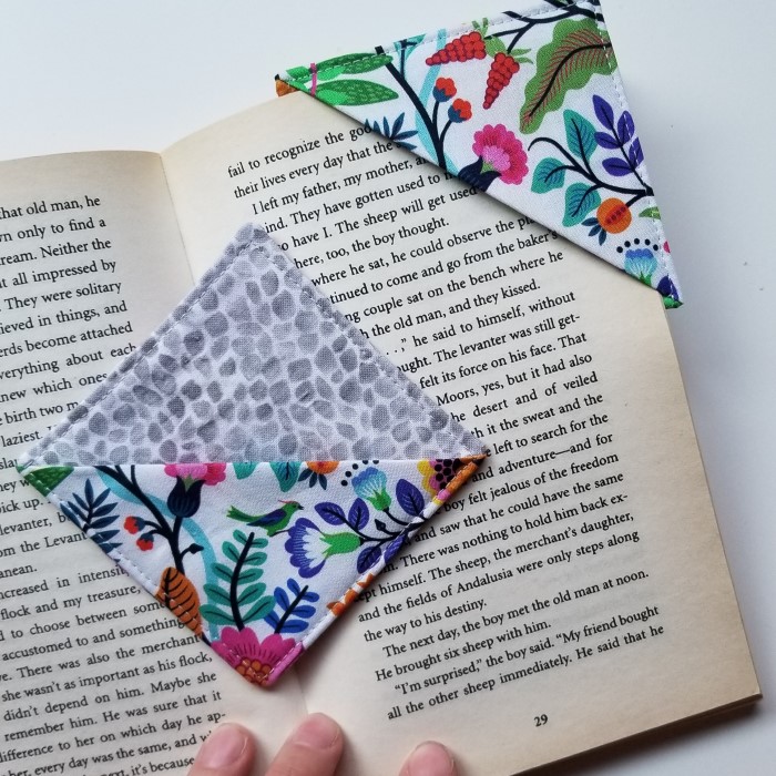 how to make a corner bookmark