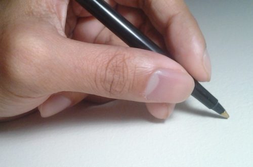 how to properly hold a pen