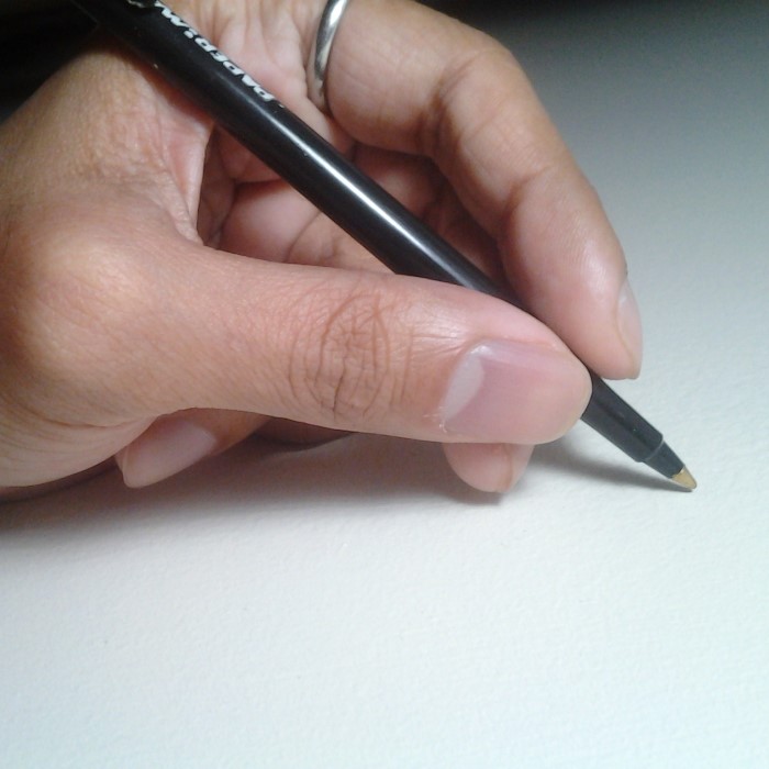 how to properly hold a pen