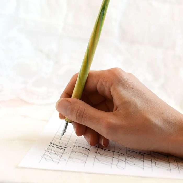 how to properly hold a pen