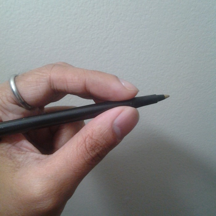 how to properly hold a pen