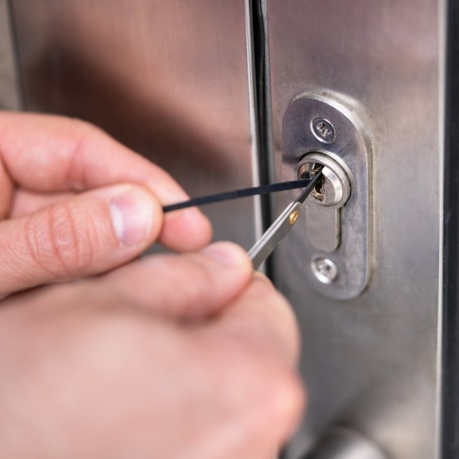 how to pick a lock with paper clip